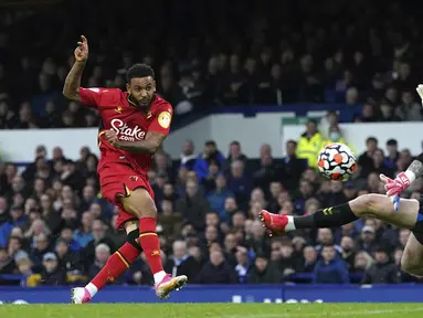 Joshua King yang merupakan mantan pemain Everton tersebut menyumbangkan tiga dari lima gol yang diciptakan oleh Watford. (AP via PA/Martin Rickett)