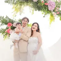 Felicya Angelista dan Caesar Hito mengajak anak pertama mereka, Bible, menjalani maternity shoot