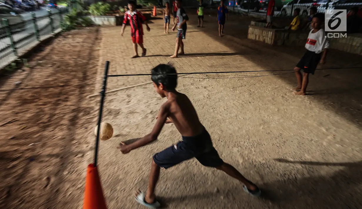 Anak-anak bermain sepak bola di kolong jembatan layang Tanah Abang, Jakarta, Kamis (15/11). Minimnya lahan bermain di Jakarta, kolong jembatan dimanfaatkan anak-anak sebagai tempat bermain dan berkumpul. (Liputan6.com/Fery Pradolo)