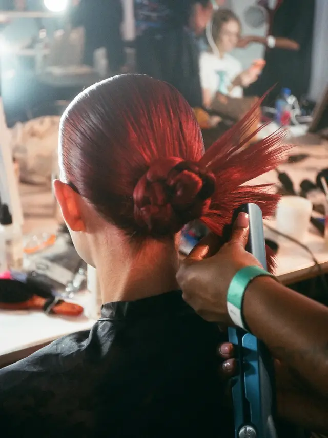 Gaya rambut di pekan mode