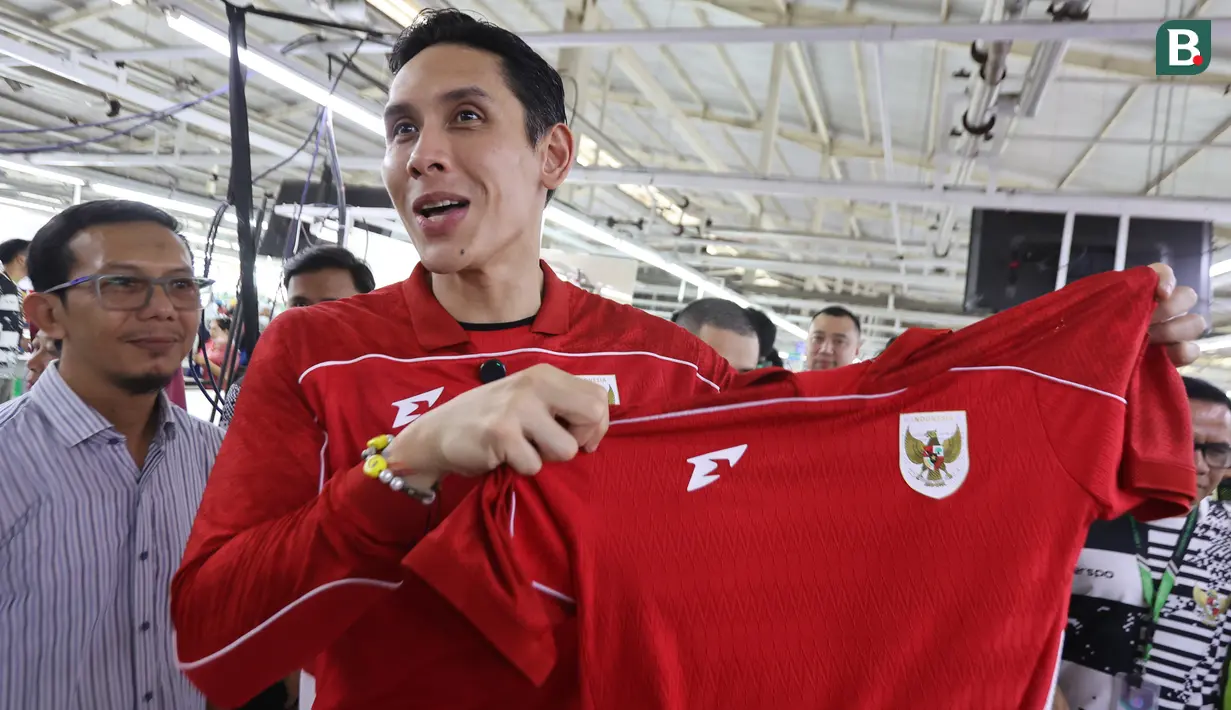 Ganindra Bimo menunjukan jersey terbaru Timnas Indonesia di pabrik yang berada daerah Bandung, Jawa Barat pada Rabu (12/2/2025). (Bola.com/Abdul Aziz)