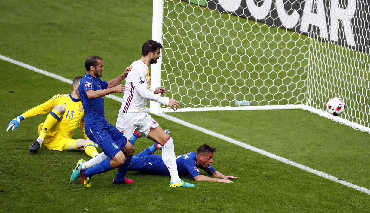Pemain Italia, Giorgio Chiellini (2kiri) mencetak gol ke gawang Spanyol pada babak 16 besar Piala Eropa 2016 di Stade de France, St. Denis, Prancis, Senin (27/6/2016). (EPA/Ian Langsdon)