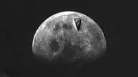 Benda berbentuk segitiga yang terdapat di Bulan menimbulkan spekulasi bahwa obyek tersebut merupakan UFO (Secureteam10)