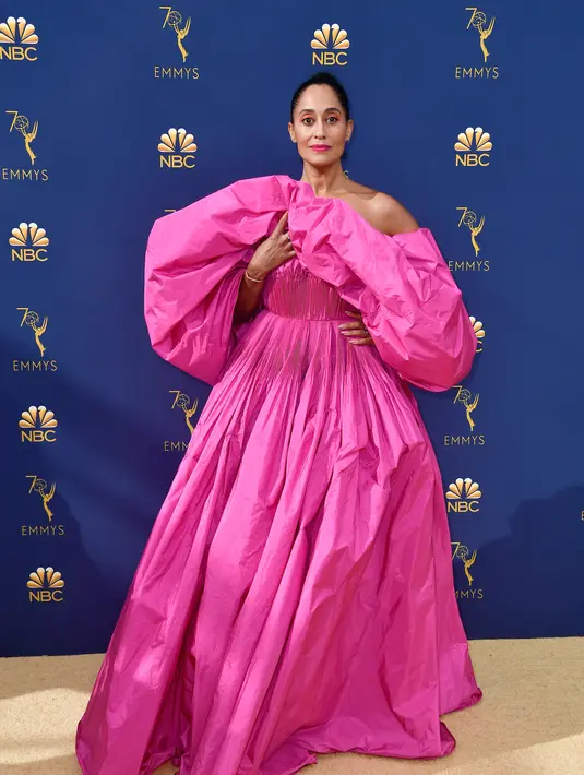Tracee Ellis Ross memakai gai berwarna pink karya Repossi untuk menghadiri Emmy Awards 2018. (FRAZER HARRISON / GETTY IMAGES NORTH AMERICA / AFP)