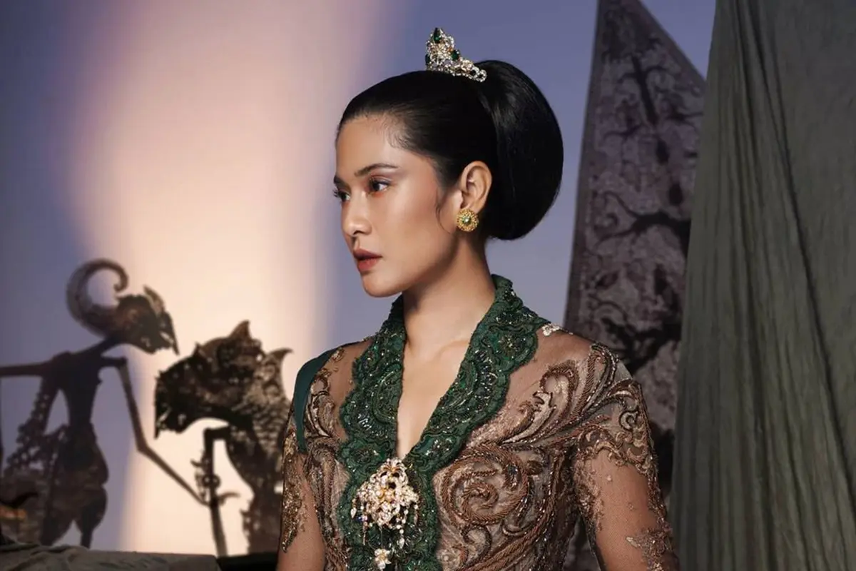 FOTO: Gaya Dian Sastrowardoyo saat Pakai Kebaya, Tampil Elegan