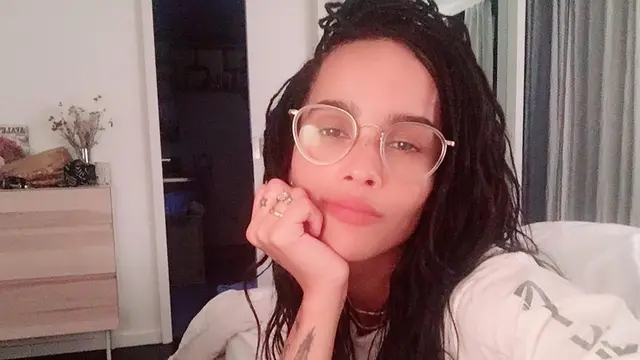 Pesona Zoe Kravitz (sumber: instagaram/zoeisabellakravitz)