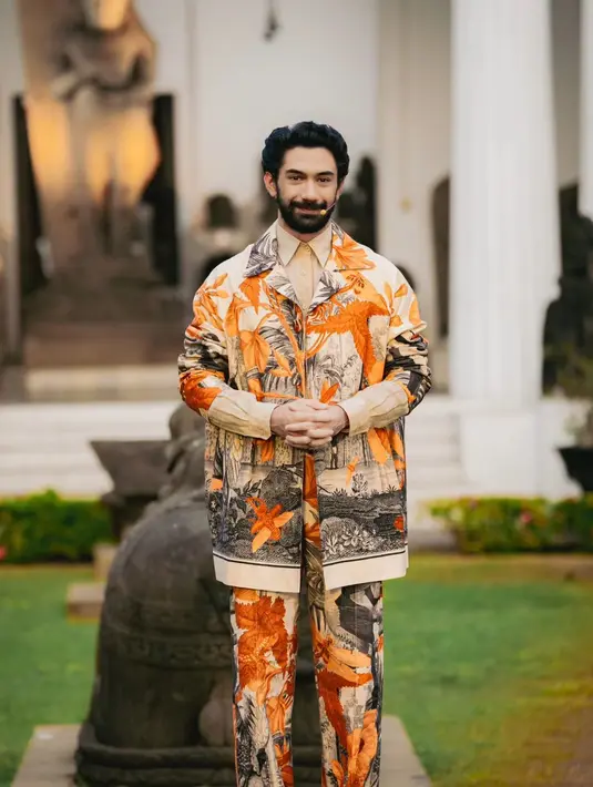 Reza Rahadian tampil sebagai anak tertua dengan gayanya yang mature. Ia memadukan kemeja lengan panjang keemasan dengan setelan pants oversized blazer dari Biyan [@hagaipakan]