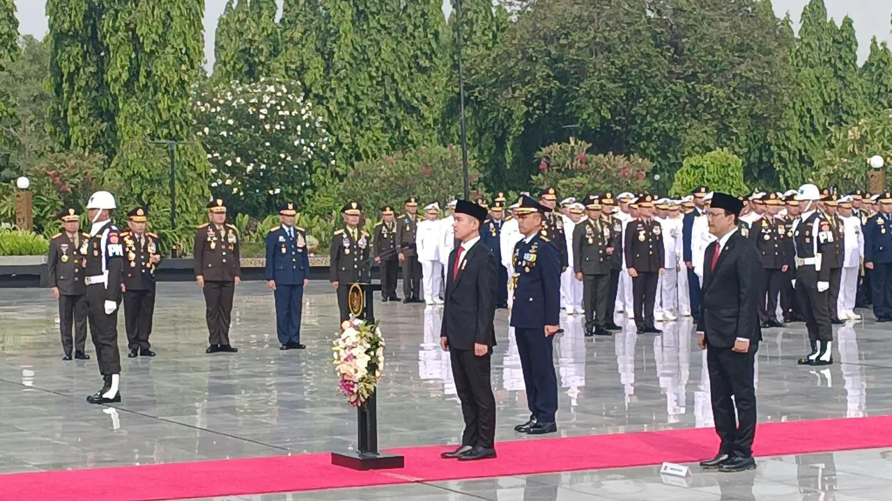 Wakil Presiden (Wapres) Gibran Rakabuming Raka memimpin upacara Hari pahlawan di Taman Makam Pahlawan, Kalibata, Jakarta, Minggu (10/11/2024) pagi.