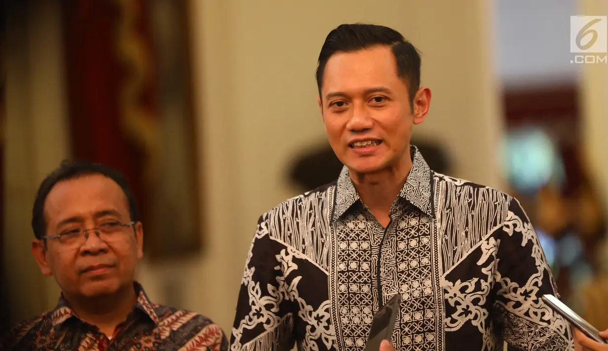 Ketua Kogasma Partai Demokrat Agus Harimurti Yudhoyono atau AHY memberi keterangan usai bertemu dengan Presiden Joko Widodo di Istana Merdeka, Jakarta, Kamis (2/5/2019). AHY meminta semua pihak bersikap ksatria terhadap apapun hasil Pemilu 2019 yang diumumkan KPU. (Liputan6.com/Angga Yuniar)