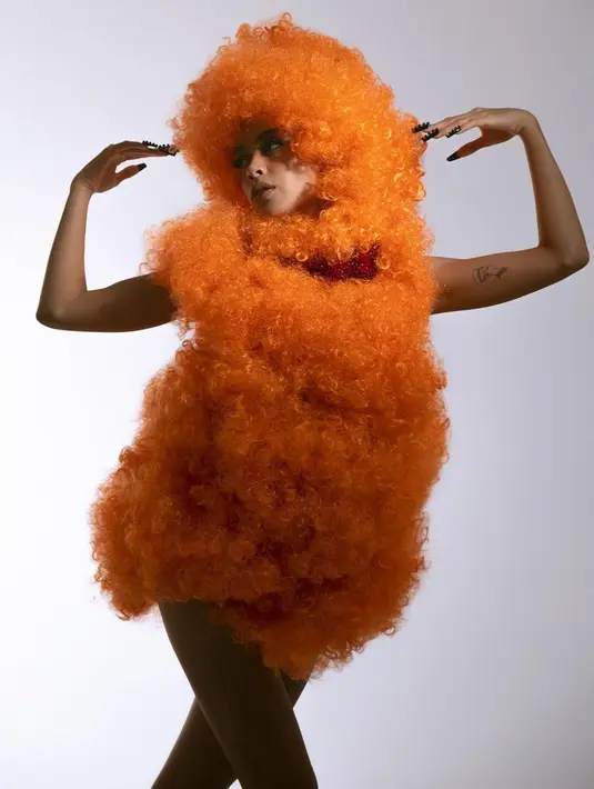 Kali ini, pelantun lagu Kala Senja tersebut tampil nyentrik dengan outfit berbulu warna oranye mencolok. Penampilan Eva Celia  yang berbeda dari biasanya pun sukses bikin pangling.(Liputan6.com/IG/@evacelia)