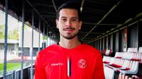 Thom Haye resmi bergabung dengan Almere City. (Bola.com/Dok. PR Almere City FC - Steven Schmitz)