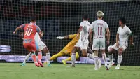 Penyerang Persib Bandung, Mariano Peralta (kiri), melepaskan tembakan ke gawang Garudayaksa FC dalam laga pekan ketujuh BRI Super League 2026/2027 di Stadion Pakansari, Cibinong, Minggu (25/10/2026). (KLY/Budy Santoso)
