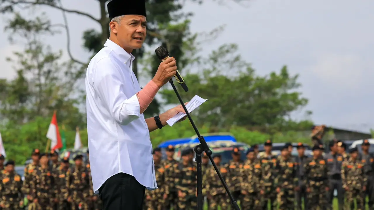 Bakal calon presiden (capres) PDIP Ganjar Pranowo menyatakan, bantuan karikatif atau bantuang langsung berupa pemberian uang hanya baik untuk sementara saja atau hanya solusi jangka pendek.