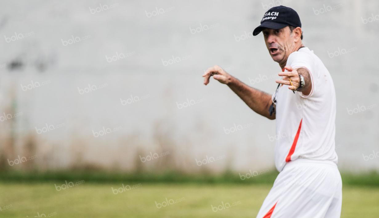 Pelatih Persija Jakarta, Paulo Camargo, memimpin latihan anak asuhnya di Lapangan Villa 2000, Tangerang Selatan, Rabu (30/3/2016). (Bola.com/Vitalis Yogi Trisna)