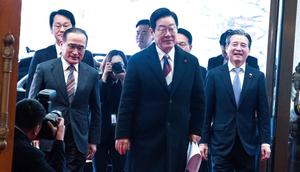 Presiden Korea Selatan Lee Jae Myung (tengah) saat tiba di kantor kepresidenan Cheong Wa Dae, atau Gedung Biru di Seoul, Senin, 29 Desember 2025. Seluruh fungsi kantor kepresidenan Korea Selatan sepenuhnya kembali ke Blue House yang bersejarah di Seoul atau yang dalam bahasa Korea dikenal sebagai Cheong Wa Dae. (Jeoon Heon-Kyun/Pool Photo via AP)