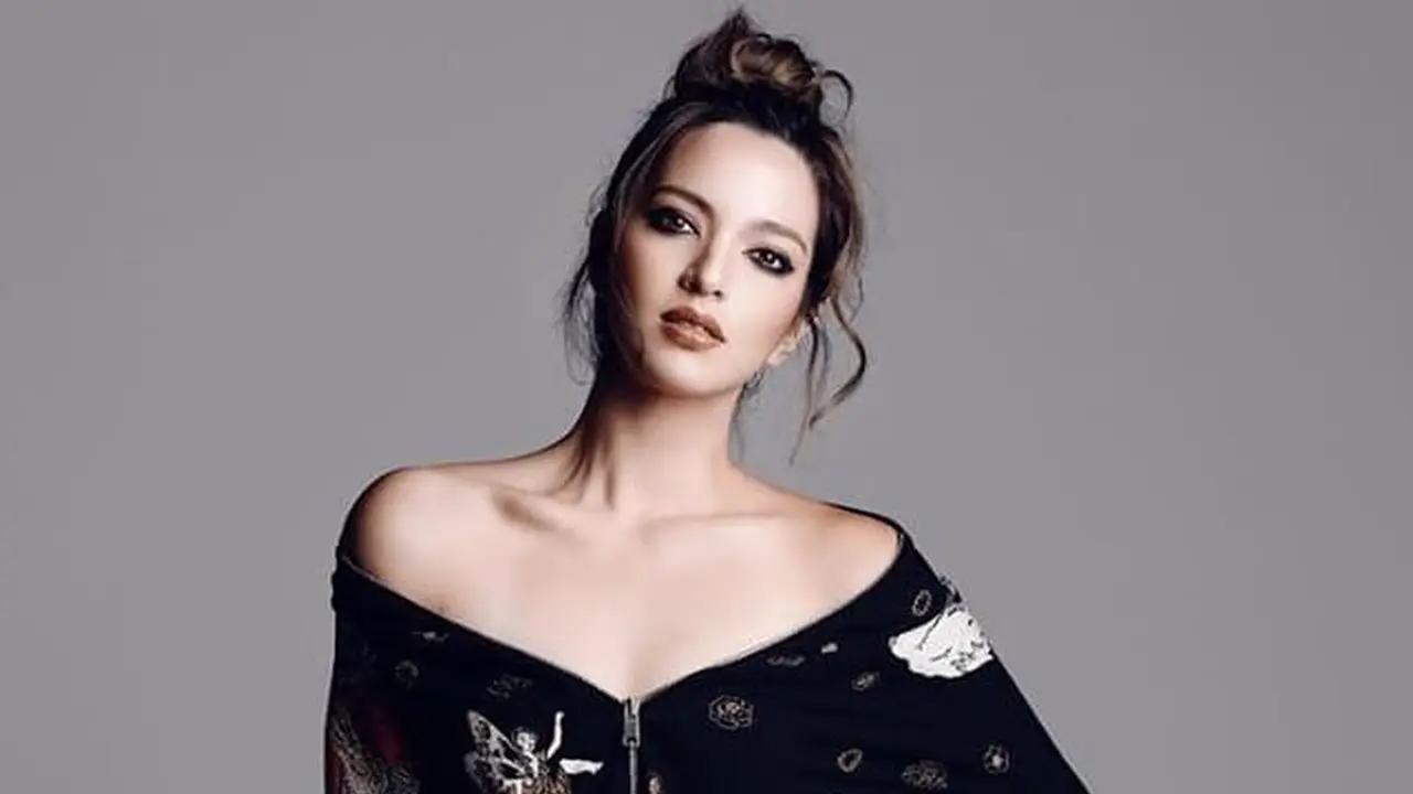 FOTO: Gaya Nia Ramadhani saat Pakai Outfit Off Shoulder, Tampil Bak Ratu