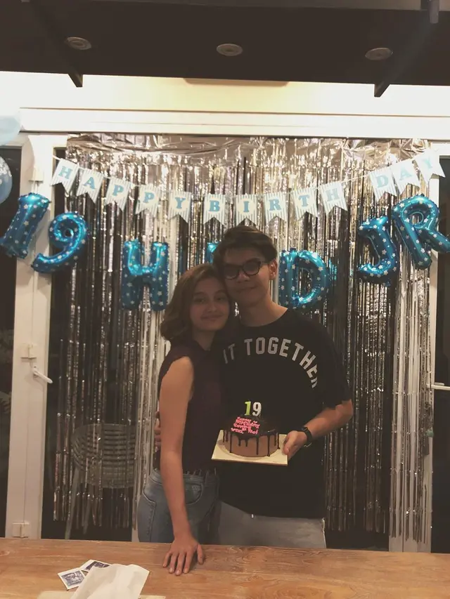 6 Momen Manis Adik Irish Bella dan Kekasih, Romantis
