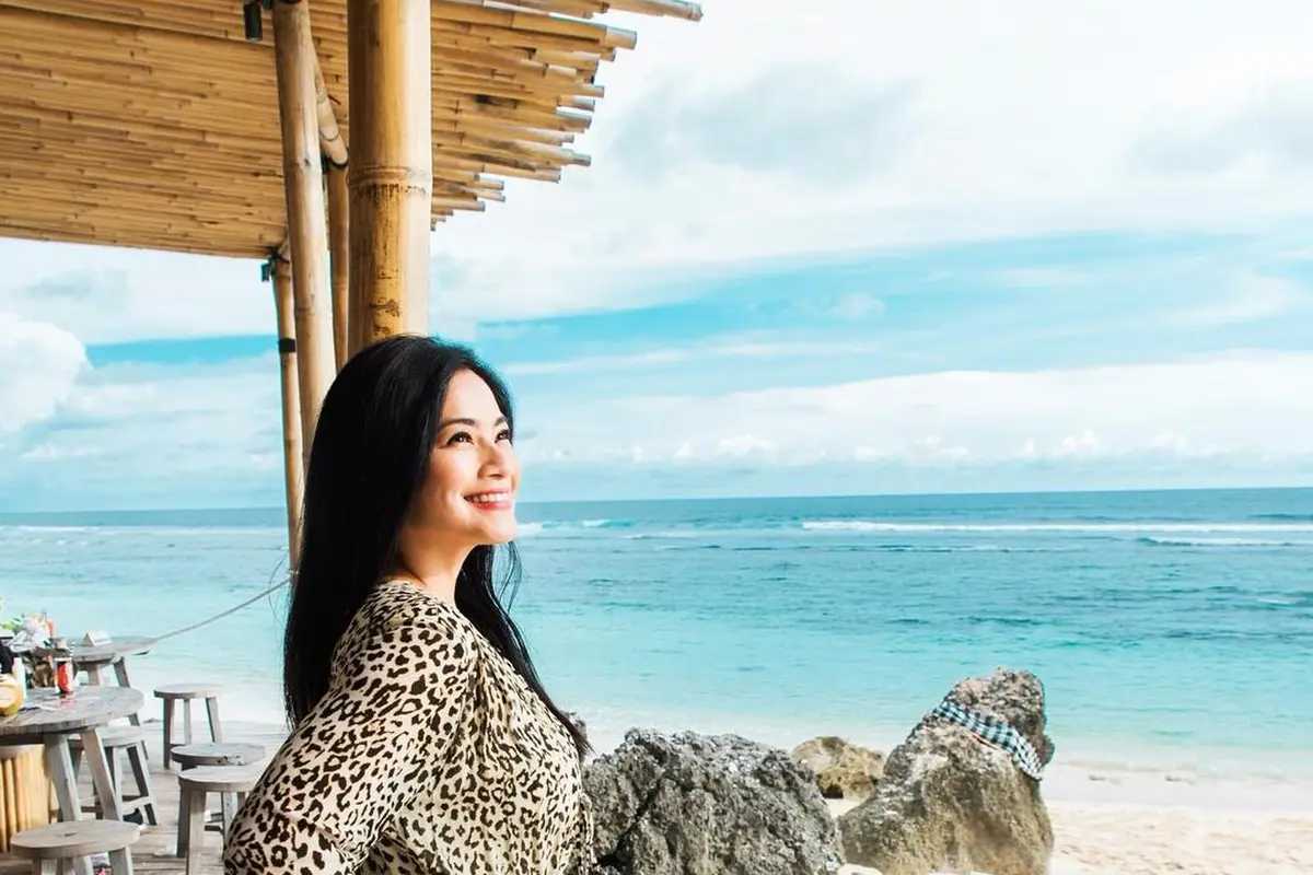 8 OOTD ke Pantai ala Titi Kamal yang Tetap Santun dan Stylish