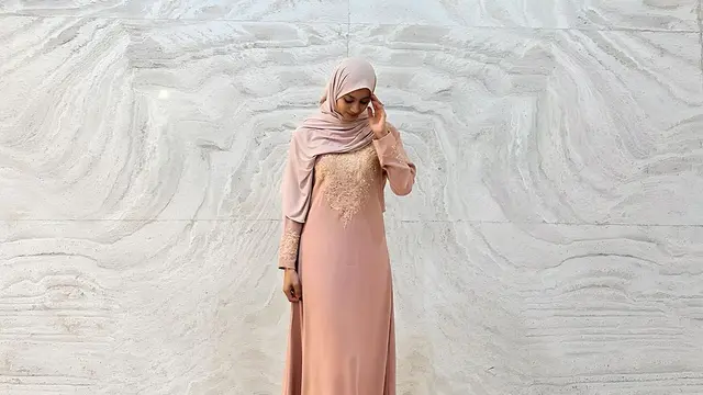 7 Potret Rini Yulianti Tampil Berhijab saat Pengajian, Banjir Pujian