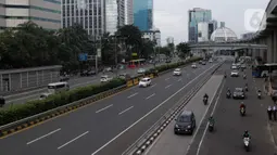 Kendaraan melintas di tol dalam kota Gatot Subroto, Jakarta, Selasa (25/2/2020). Dikarenakan ruas jalan yang tergenang usai banjir hari ini membuat banyak pekerja kantoran meliburkan diri dan membuat ruas jalan di Jakarta lengang. (Liputan6.com/Faizal Fanani)