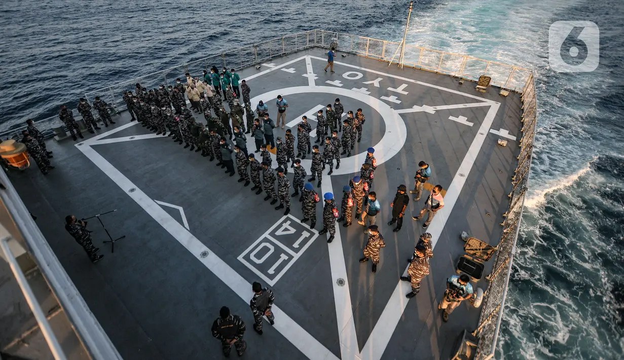 Tim vaksinator dari Komando Lintas Laut Militer (Kolinlamil) melakukan apel sebelum kegiatan Serbuan Vaksinasi Maritim di atas KRI Teluk Youtefa-522 di Kepulauan Seribu, Jakarta, Jumat (23/7/2021). Acara itu menargetkan 1.000 orang selama dua hari pada 23 dan 24 Juli. (merdeka.com/Iqbal S Nugroho)