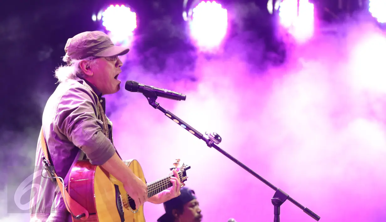 Musisi Iwan Fals tampil memukau pada konser Perayaan Karya Iwan Fals pada HUT ke 55 di Pantai Carnaval Ancol, Jakarta, Sabtu (03/9). Iwan Fals membawakan 20 lagu hits yang pernah dinyanyikan sejak sera 80an. (Liputan6.com/Herman Zakharia)