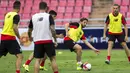 Gelandang Liverpool, Joe Allen (kedua kanan) mengontrol bola saat sesi latihan di Stadion Nasional Bangkok , Thailand, Senin (13/7/2015). Liverpool akan menggelar pertandingan persahabatan melawan tim All Stars Thailand. (REUTERS/Athit Perawongmetha)