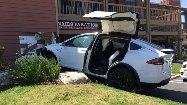 Fitur Autopilot Tesla Model X Dituding Jadi Penyebab Kecelakaan