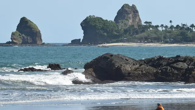 Wisata di Jember Pantai Watu Ulo (Sumber: Istockphoto)