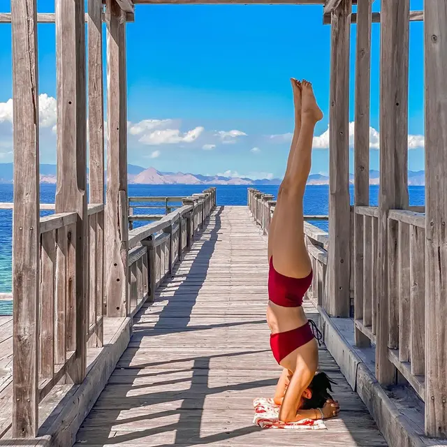 6 Potret Kirana Larasati saat Yoga di Alam Bebas, Makin Memesona