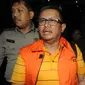 Bupati Indramayu, Supendi memakai rompi tahanan usai menjalani pemeriksaan di Gedung KPK, Jakarta, Rabu (16/10/2019). Supendi resmi ditahan untuk mempermudah pemeriksaan terkait dugaan menerima suap pengaturan proyek dilingkungan Pemkab Indramayu tahun 2019. (merdeka.com/Dwi Narwoko)