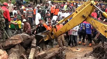 Setelah sempat terhenti, pencarian korban banjir bandang di Dusun Nipis, Desa Sambungrejo, Kabupaten Magelang, Jawa Tengah dilanjutkan Ahad (30/04/2017). 