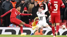 Penyerang Liverpool, Cody Gakpo, melepaskan tendangan saat melawan LASK dalam duel matchday 5 Grup E Liga Europa 2023/2024 di Stadion Anfield, Jumat (1/12/2023). The Reds menang empat gol tanpa balas atas tamunya. (AFP/Oli Scarff)