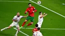 Pemain Portugal, Cristiano Ronaldo, berusaha mencetak gol ke gawang Republik Ceko dalam duel matchday 1 Grup F Euro 2024, Rabu (19/6/2024). (AFP/Gabriel Bouys)