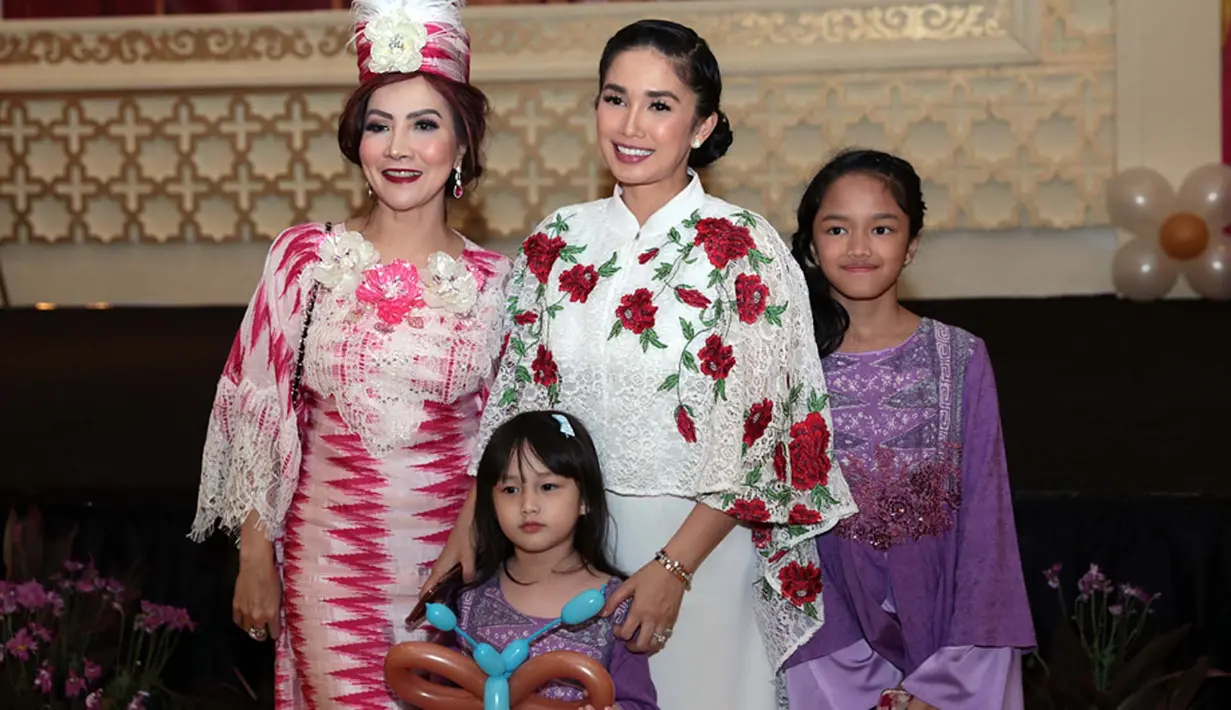 "Kalau puasa doang. Kalau puasa bisa bareng. Sama acara begini-begini emang diminta bareng ya jadi bareng-bareng," ujar Ussy Sulistyawati di Ballroom Kuningan City, Senin (12/6). (Deki Prayoga/Bintang.com)