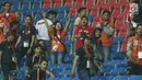 Sejumlah panitia pelaksana pertandingan bersorak menyambut kemenangan Persija atas Sriwijaya FC dilanjutan Liga 1 Indonesia di Stadion Wibawa Mukti, Cikarang Kab Bekasi, Jumat (16/6). Persija unggul 1-0. (Liputan6.com/Helmi Fithriansyah)