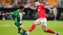 Pemain Real Betis, Antony, berebut bola dengan pemain Nottingham Forest, Morato, pada laga perdana fase grup Liga Europa 2025/2026 di Stadion La Cartuja, Kamis (25/9) dini hari WIB. (AP Photo/Jose Breton)