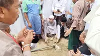 Umat muslim berdoa usai memakamkan jenazah KH Maimun Zubair atau Mbah Moen di Pemakaman Ma'la baru, Makkah, Arab Saudi, Selasa(6/8/2019). Jenazah Mbah Moen dimakamkan di dekat kuburan istri Rasulullah, Siti Khadijah.  (Liputan6.com/HO/Baharuddin/MCH)