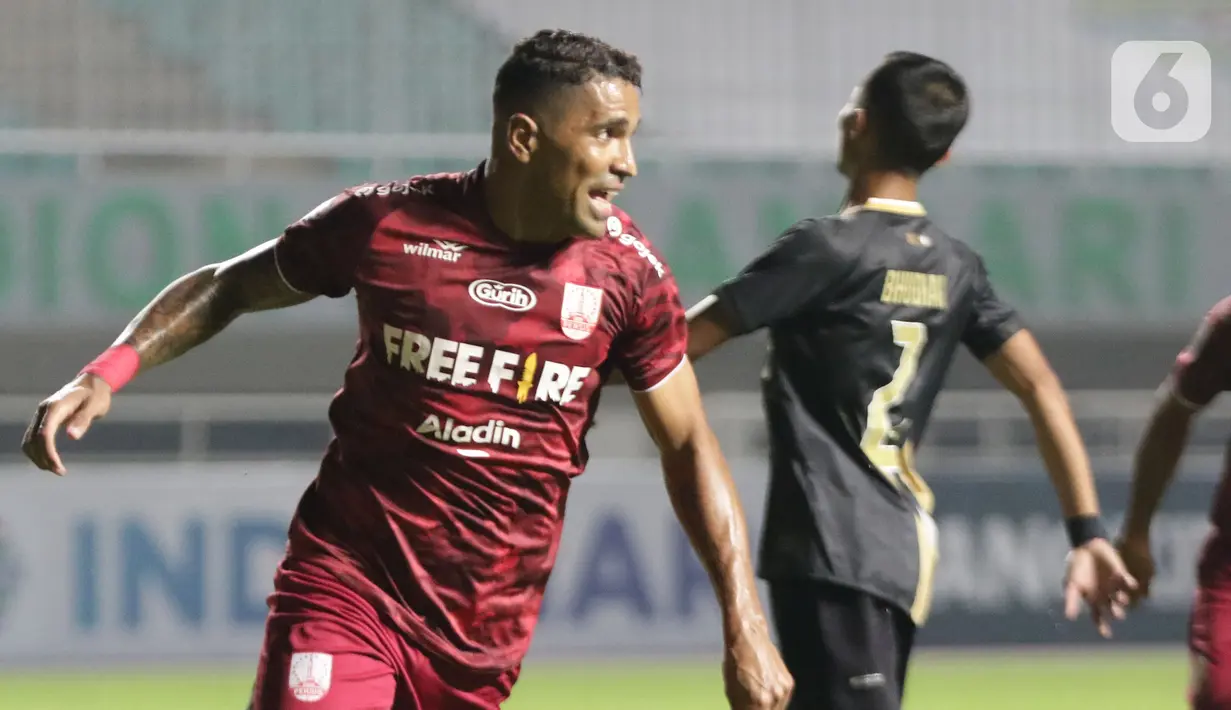 Pemain Persis Solo Alberto Goncalves merayakan golnya di laga semifinal Liga 2 Indonesia 2021 melawan Martapura Dewa United, Stadion Pakansari, Bogor, Senin (27/12/2021). Persis Solo unggul 2-1 dan melaju ke final serta memastikan satu tempat promosi ke BRI Liga 1. (Liputan6.com/Helmi Fithriansyah)