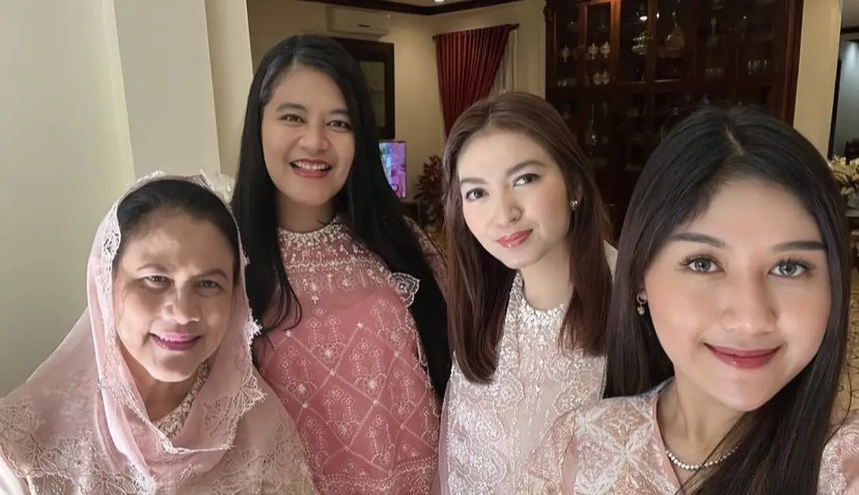 Kahiyang, Selvia Ananda, dan Erina pun tampil mengenakan dress berbordir dengan rambut panjang tergerai.  [@doleytobing]