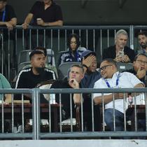 Pelatih Timnas Indonesia, John Herdman, menonton Dewa United Vs Borneo FC Samarinda. (Bola.com/Muhammad Iqbal Ichsan).
