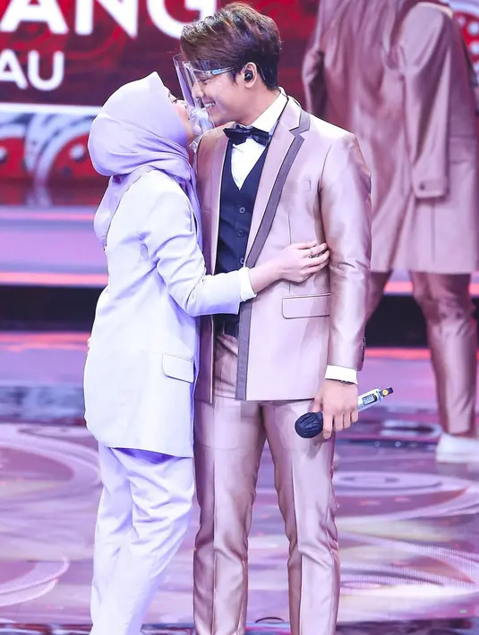 Mengaku banyak pihak yang membantu proses persiapannya, namun Lesty dan Billar sendiri juga ikut terjun dalam menyiapkan segalanya di acara lamaran. (Instagram/lestykejora)