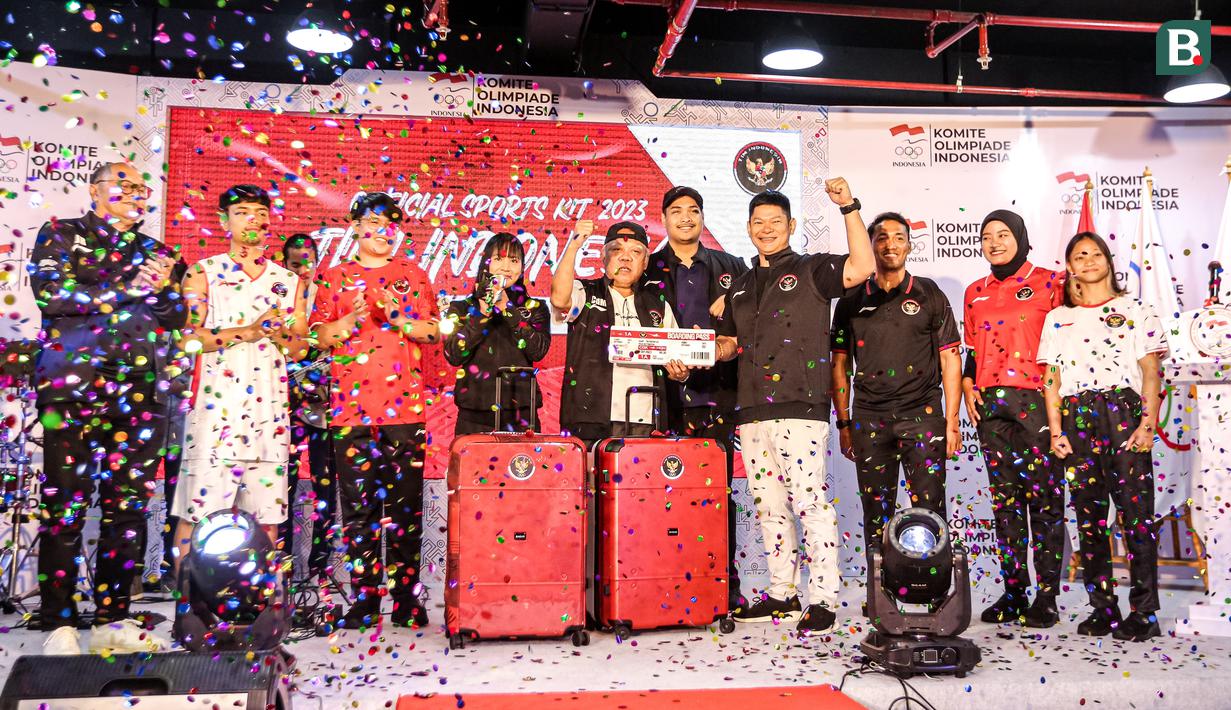Kemenpora RI, Dito Ariotedjo (tengah kanan), Ketua NOC Indonesia, Raja Sapta Oktohari (keempat kanan), CdM Tim Indonesia di Asian Games 2022, Basuki Hadimuljono (tengah kiri) berfoto bersama dengan sejumlah atlet yang akan tampil di Asian Games 2022 saat acara launching jersey baru di Kantor NOC Indonesia Lantai 16, Gedung FX Senayan, Jakarta, Sabtu (09/09/2023). (Bola.com/Bagaskara Lazuardi)