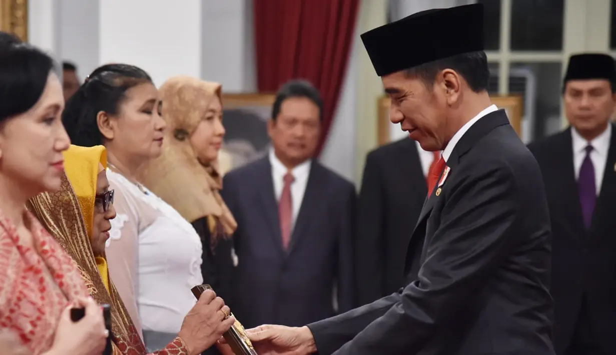 Presiden Joko Widodo (kanan) memberikan gelar Pahlawan Nasional kepada ahli waris di Istana Negara, Jakarta, Jumat (8/11/2019). Jokowi memberikan gelar Pahlawan Nasional kepada enam tokoh yang dianggap berjasa untuk Indonesia. (Foto: Lukas-Biro Pers Sekretariat Presiden)