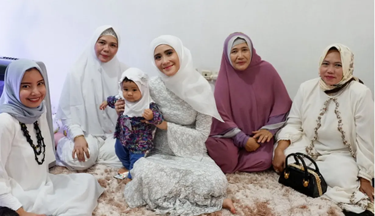 "Alhamdulilah pengajian 4bulanan 💙 #Pengajian4Bulanan," tulis perempuan kelahiran Bengkulu 27 tahun silam sebagai keterangan foto yang diunggah 9 Juli. (Instagram/ryana_dea)