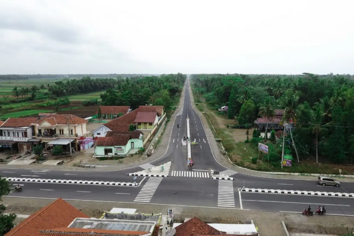Perbaikan Jalan Nagreg-Rajapolah, Jawa Barat, mulai dari Km 43,2 hingga Km 92,2 dengan skema Padat Karya Tunai (PKT)