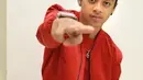 Bastian dengan mengenakan kaos dan jaket warna merah yang menggambarkan tokoh dari jagoannya, #TeamIronMan. (Adrian Putra/Bintang.com)