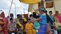 Silat untuk menyambut tetua adat sebelum pelaksanaan Mandi Balimau Kasai di upacara Petang Megang di Provinsi Riau. (Liputan6.com/Istimewa/M Syukur)