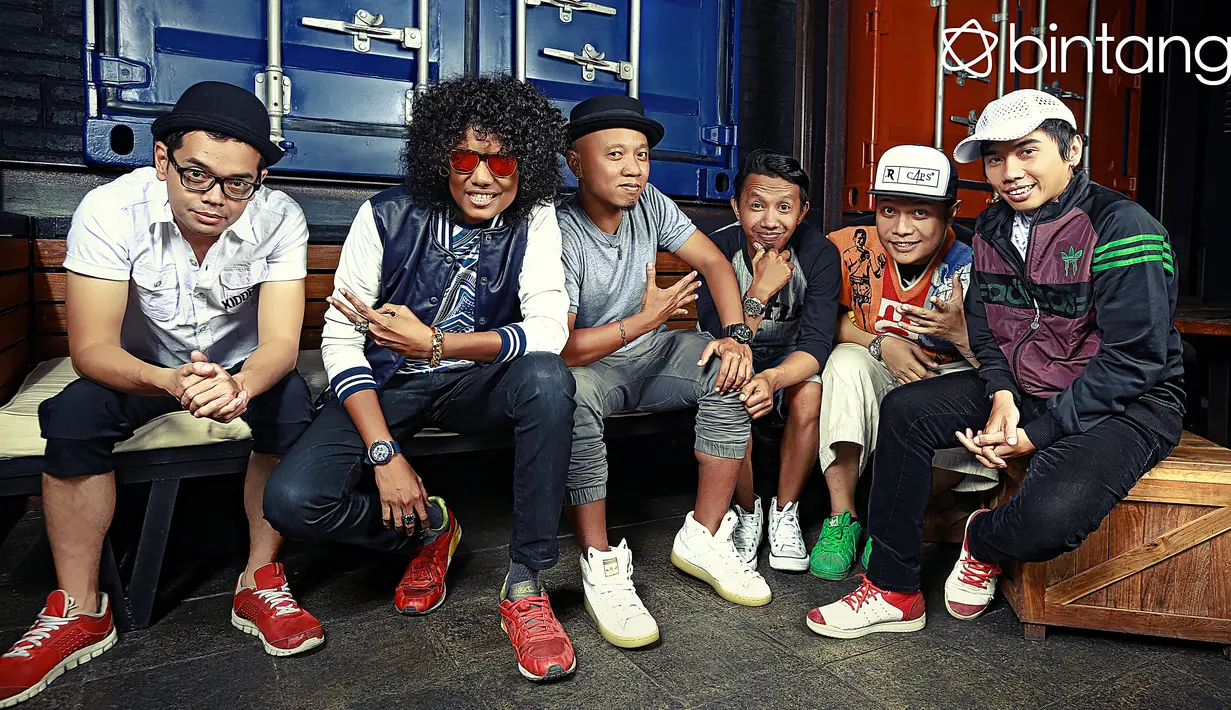 T-Five mengabungkan dua unsur musik dalam musiknya. Unsur musik digital dan musik konvensional. Bagi grup ini, yang penting masih bisa masuk bagi pecinta musik. (Photo: Andy Masela, Digital Imaging: Muhammad Iqbal Nurfajri/Bintang.com)