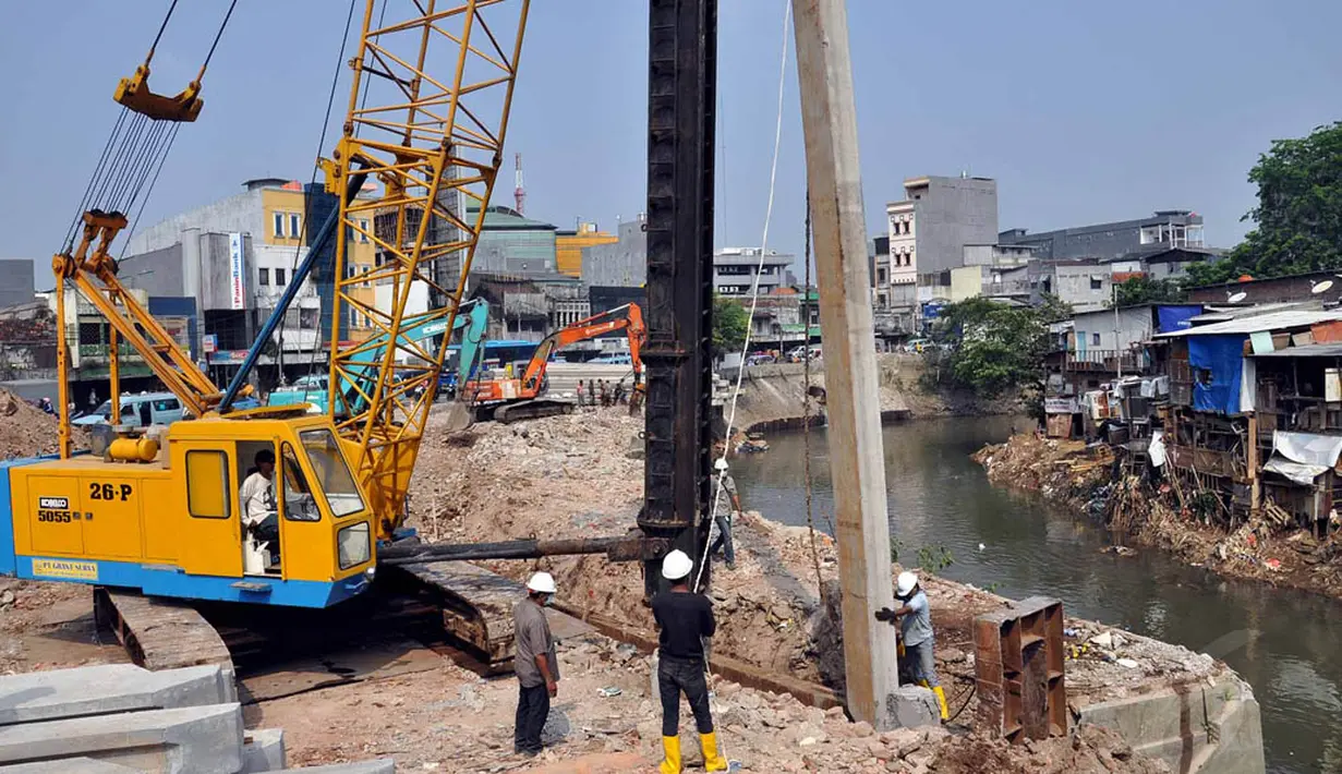 Petugas tampak menacapkan paku-paku beton, Jakarta, Rabu (3/9/14). (Liputan6.com/Miftahul Hayat)